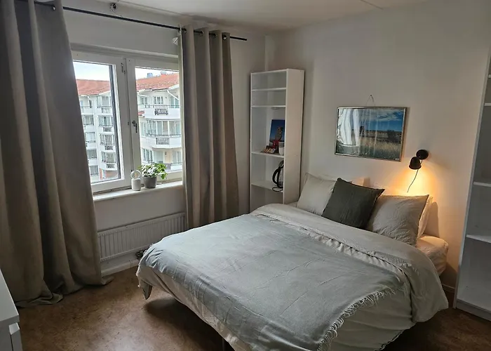 Central Room With Private Entrance And Ensuite Bathroom